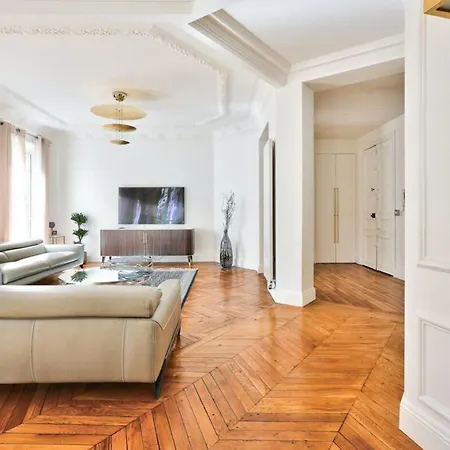 Amazing And Spacious Aparment In
