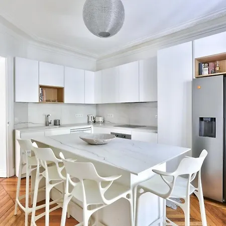 Amazing And Spacious Aparment In Apartment