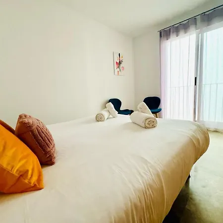 Abat 2 Cool & Wide Flat Next To The Cathedral *