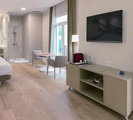 Melia Plaza מלון