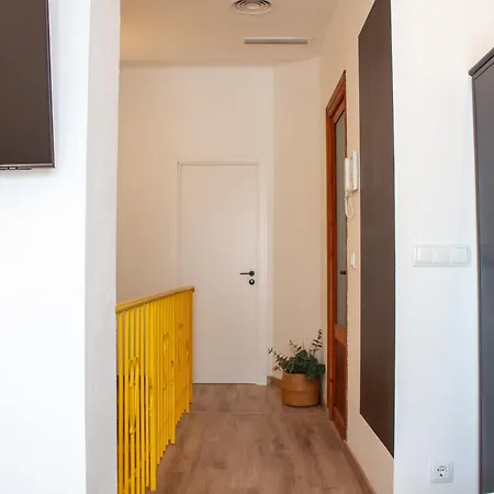 Luxury New 10 Min Walk To The Apartment *