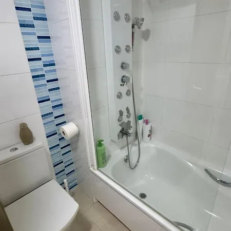 300 M From The ,parking , Breakfast *