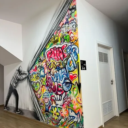 & Arts Hostal *
