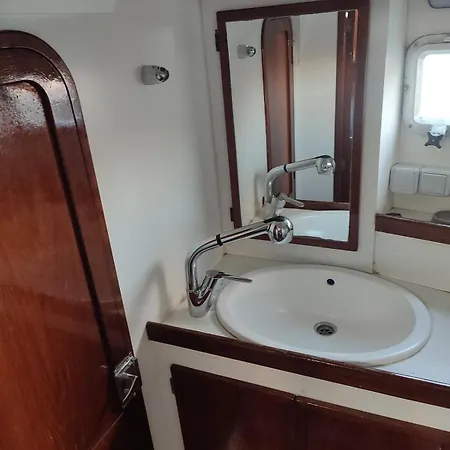 Romantic Sailboat Bådhotel Valencia