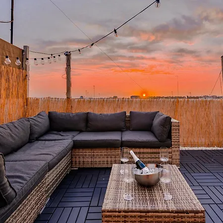 Ayora Penthouse - Jacuzzi, Huge Private Rooftop, Bbq, Sunset Views, Fastwifi, Ac
