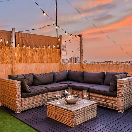 Ayora Penthouse - Jacuzzi, Huge Private Rooftop, Bbq, Sunset Views, Fastwifi, Ac