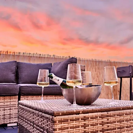 Ayora Penthouse - Jacuzzi, Huge Private Rooftop, Bbq, Sunset Views, Fastwifi, Ac