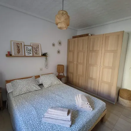 Al Lado De La Playa Malvarrosa *