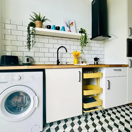 & Cozy Flat Close The *