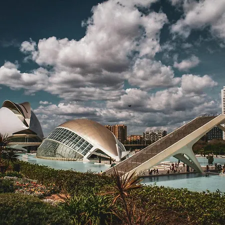 Ciudad De Artes Y Ciencias Lägenhetshotell