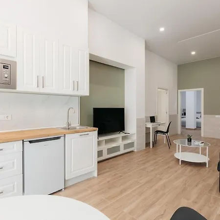 New! Comfort And Style Steps From Everything * Walencja