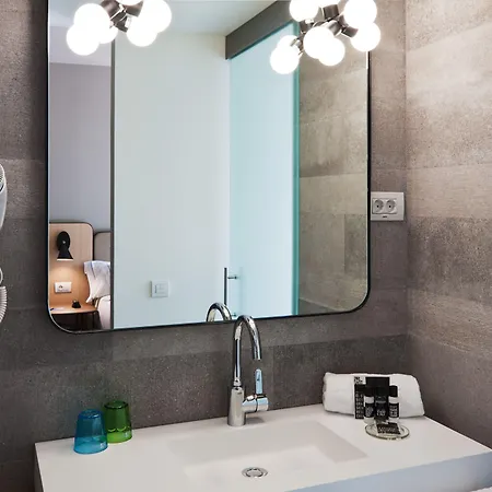 One Shot Colon Hotel