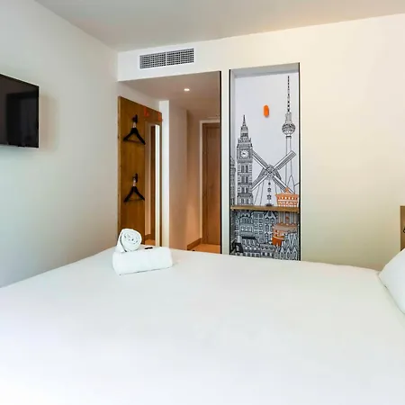Отель Easyhotel Ciutat Vella 2*
