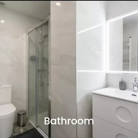 New! Designer In Center With Fast Wi-fi Apartmán *