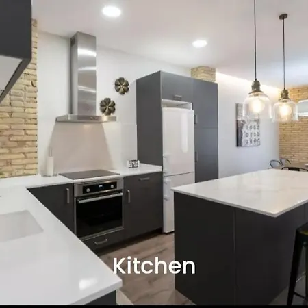 New! Designer In Center With Fast Wi-fi Apartmán *