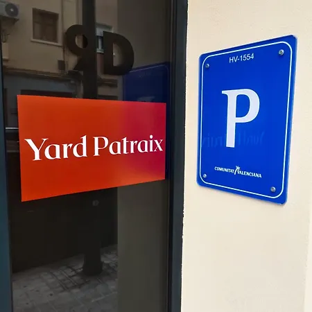 Yard Patraix By Concept Flats Vendégház