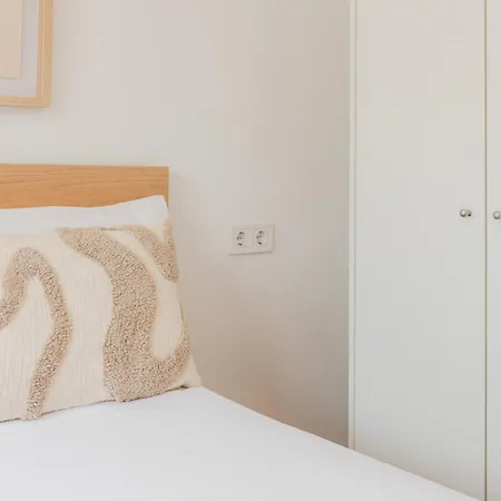 Your Sunny & Spacious Portview Apartment *