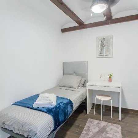 Piso En Barrio Del Carmen Cerca De Plaza Virgen Apartman *