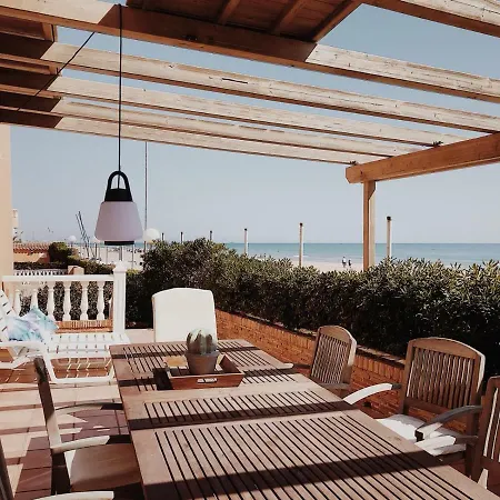 Beach Front House/ Frente Al Mar Nyaraló