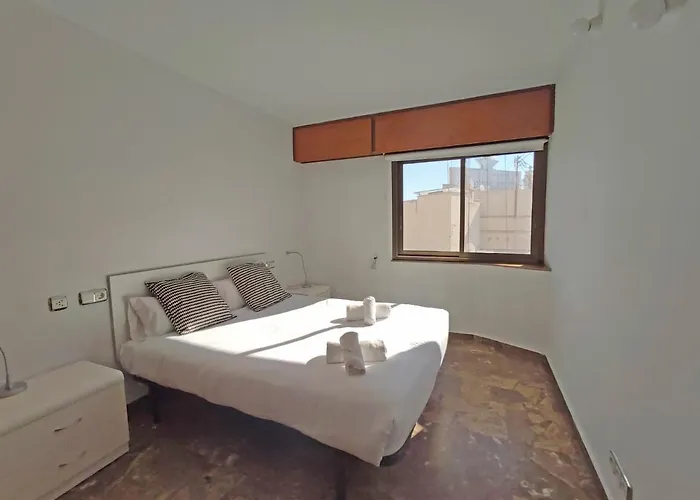 Sunny With Fantastic Terrace Views! شقة