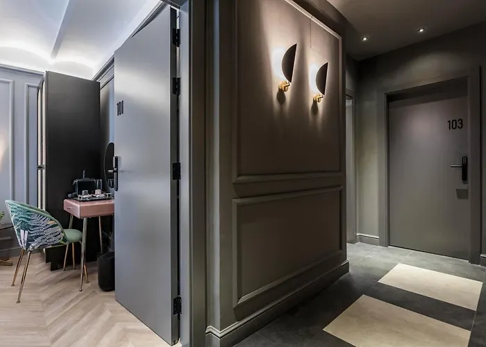 Reina 107 Boutique Πανσιόν 4*