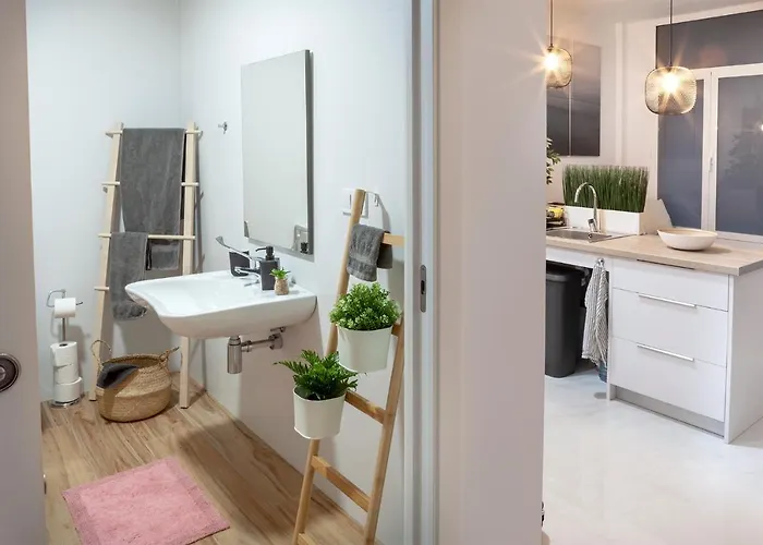 Artistic Digital Retreat-great Location Near Metro