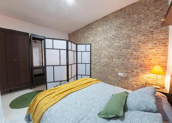 Artistic Digital Retreat-great Location Near Metro