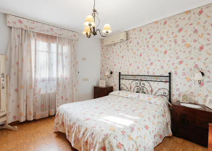 Chalet, Rodeada De Naturaleza Piscina A Doce Klm De Y 7 Del Aeropuerto Hébergement de vacances