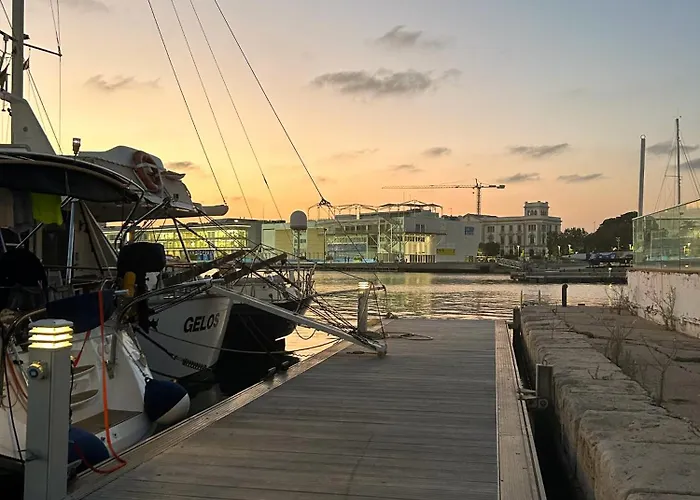 Barco Muy Espacioso Con Dos Terrazas Centro!!