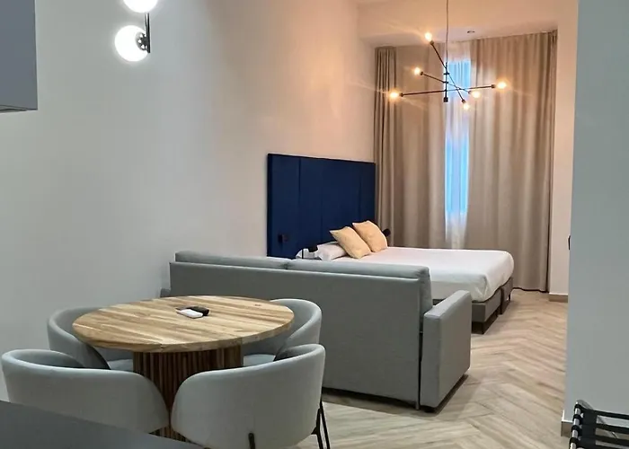 Blanq Marina Suites Aparthotel 4*