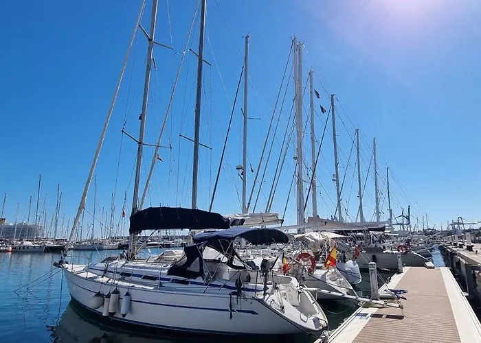 Bateau-hôtel On A Sailing Boat In Valence