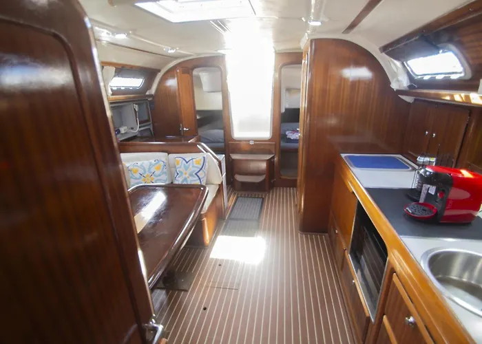 On A Sailing Boat In Bateau-hôtel *