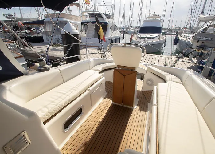 On A Sailing Boat In Bateau-hôtel *