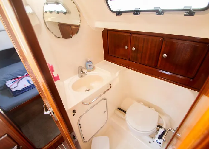 On A Sailing Boat In Bateau-hôtel