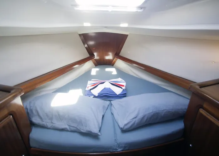 On A Sailing Boat In Bateau-hôtel