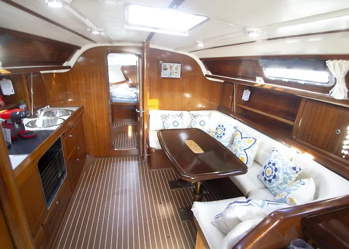 Bateau-hôtel On A Sailing Boat In