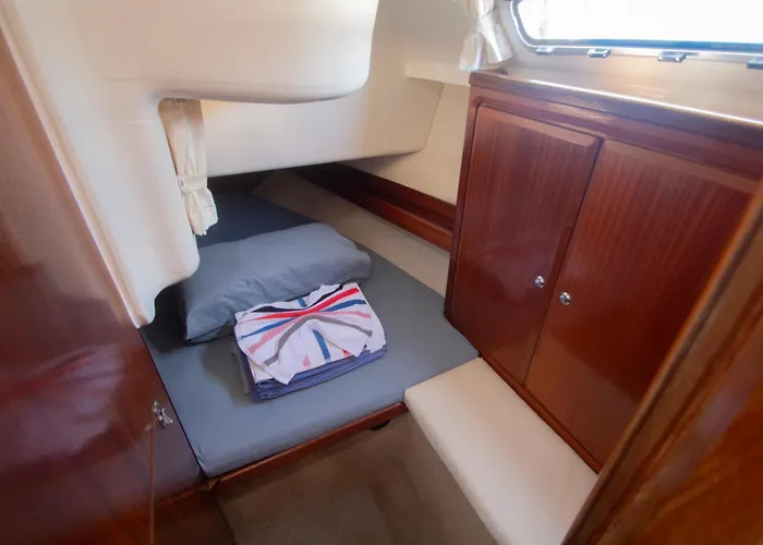 Bateau-hôtel On A Sailing Boat In *