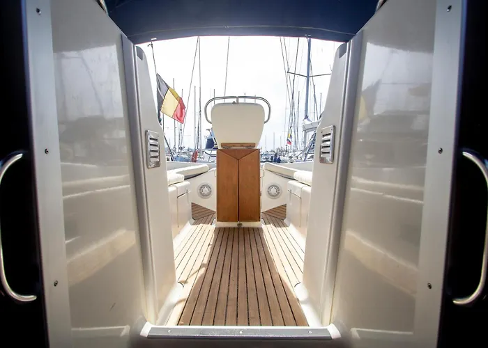 Bateau-hôtel On A Sailing Boat In