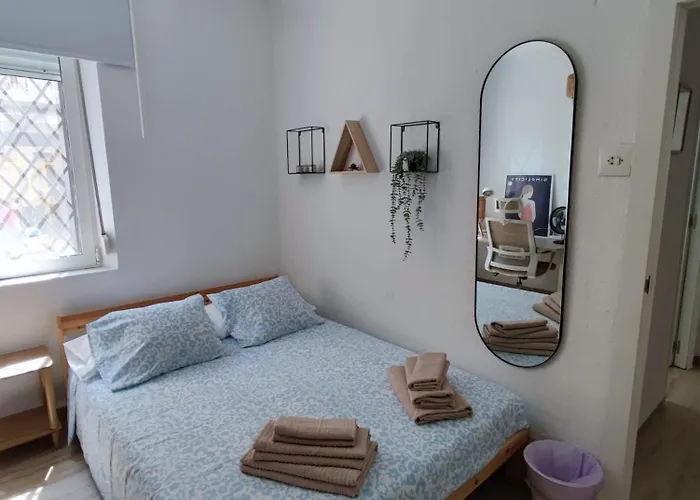 Al Lado De La Playa Malvarrosa