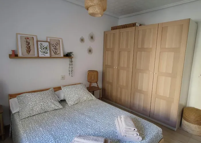 Al Lado De La Playa Malvarrosa *