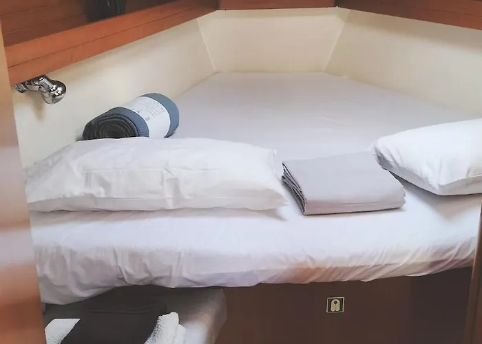 Magnificent Sailboat With Free Parking For Cars *