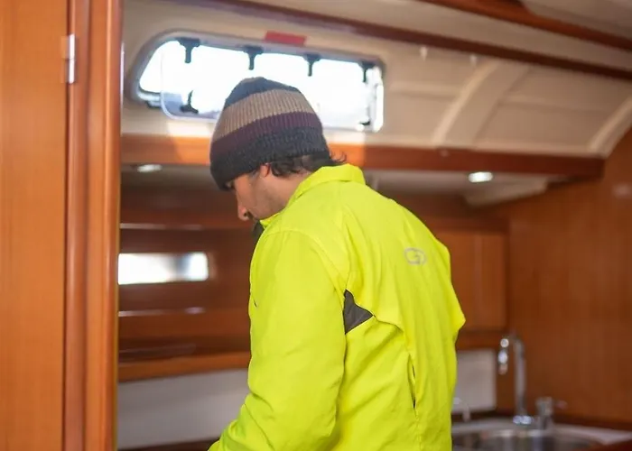 Magnificent Sailboat With Free Parking For Cars Bateau-hôtel