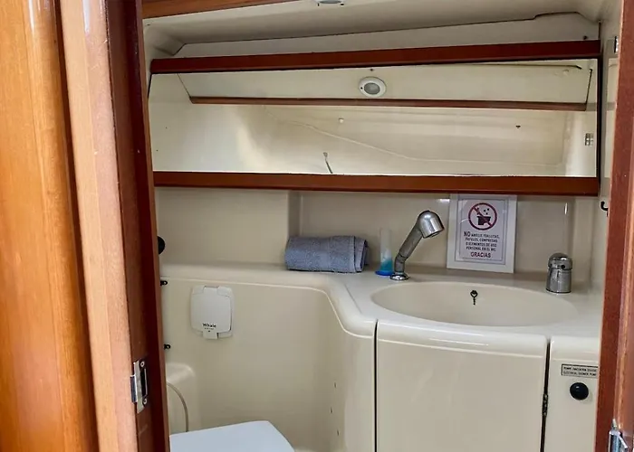 Magnificent Sailboat With Free Parking For Cars Bateau-hôtel *