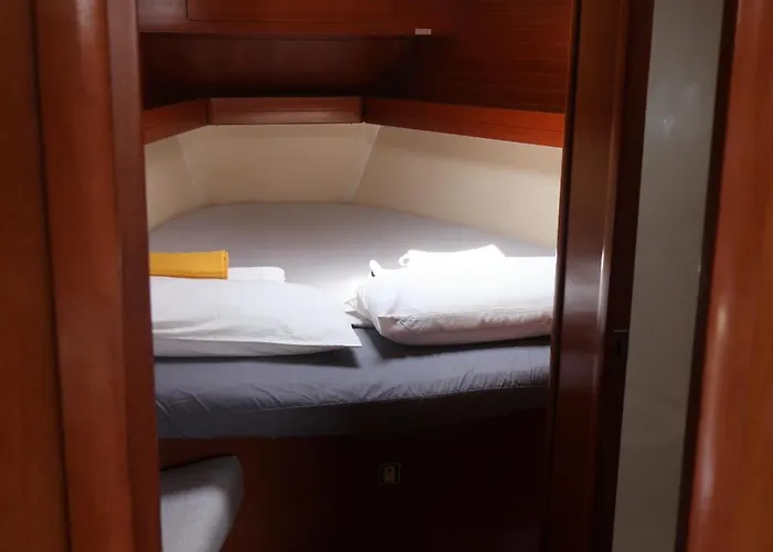 Magnificent Sailboat With Free Parking For Cars Bateau-hôtel