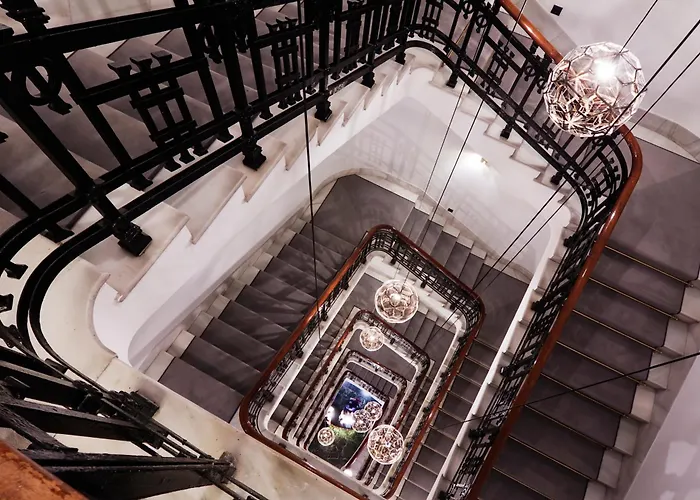 One Shot Reina Victoria Hotel 4*