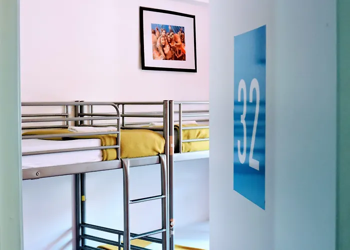 Feetup Backpackers Hostel *