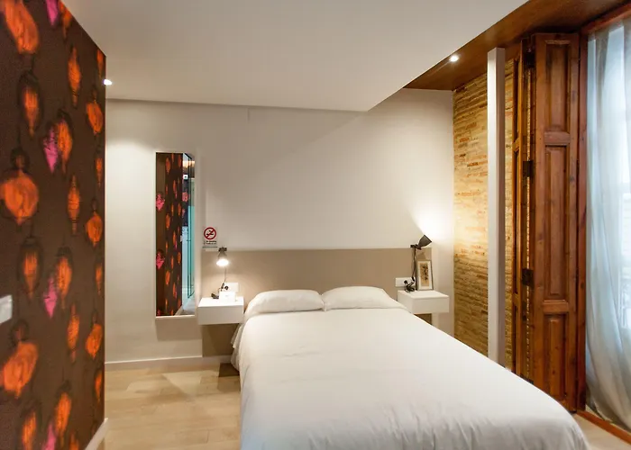 Hotel Host & Valence