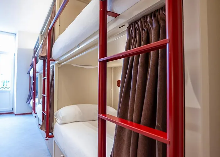 بيت شباب Camila