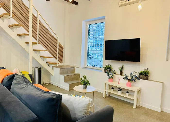 Design & Stylish House In The Center Of 펜션 발렌시아