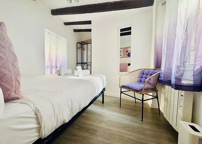 Design & Stylish House In The Center Of 펜션 발렌시아